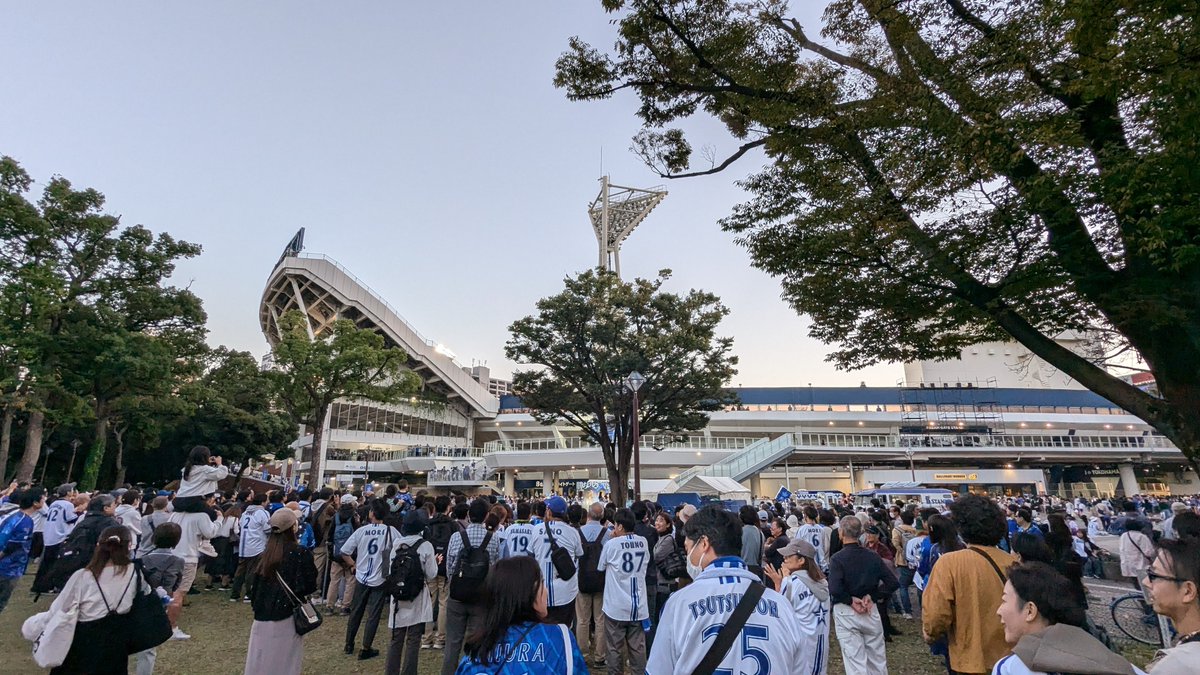 AtomAkym's tweet photo. チケット無いけどハマスタ来た。近くで応援するぞ！日本一決めてくれ！ #baystars https://t.co/B4GfjHBSSB