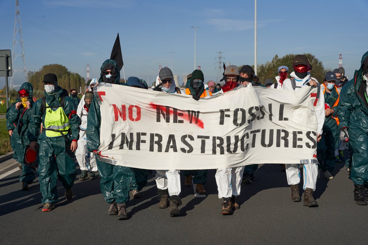 With 300 activists we blocked TotalEnergies in the Port of Antwerp. Even though there was a multitude of police per activist, we still managed to block for five hours. ✊💚 This is without all the sites that were pre-emptively closed because they were unaware of our target. 😉😅
