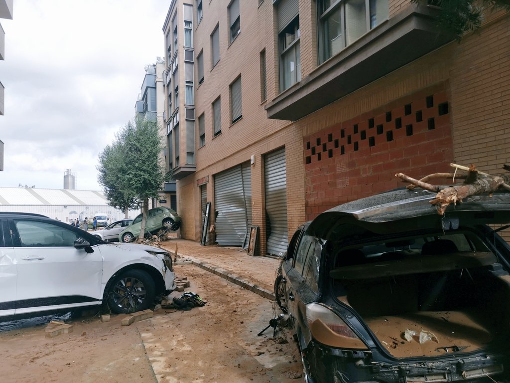 activiSyS's tweet photo. Grúas para llevarse coches de voluntarios y mientras tanto #Paiporta asi https://t.co/yoV3DPalHk