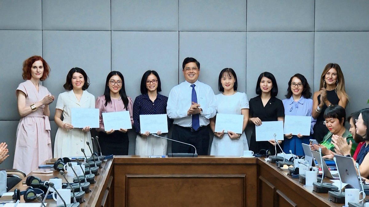 AnAFDVietnam's tweet photo. Training on Leadership in the context of Innovation & Digital Transformation for Female Managers at #ElectricityofVietnam by #AETS under @AFD_France's financing. We are working on Gender in Energy sector ! https://t.co/bSyPIoPm29 https://t.co/q3TvJbpfgB