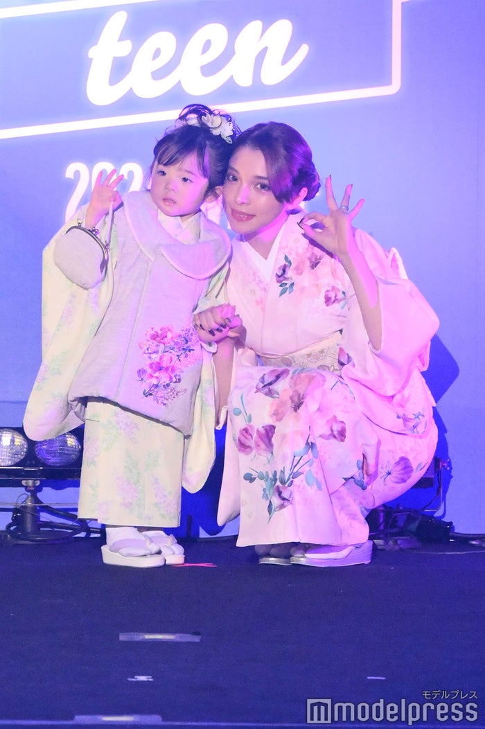 TGC teen 2024 Winter】 20歳で2児の母・渡辺リサ、娘との初ランウェイ