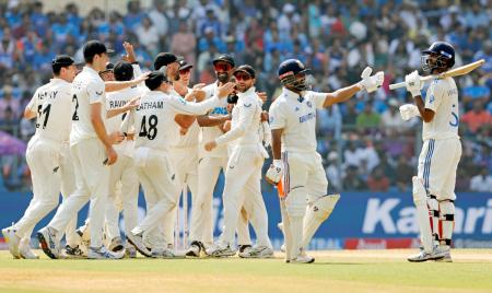 EarthNewsLadakh's tweet photo. India humiliated as NZ complete 3-0 whitewash
India faced a #humiliating 0-3 whitewash at home for the first time ever after suffering a 25-run defeat in the third Test against New Zealand in Mumbai on Sunday.
#INDvNZ
#RohitSharma
#Rishabpant
#humiliati https://t.co/kReaFByus9