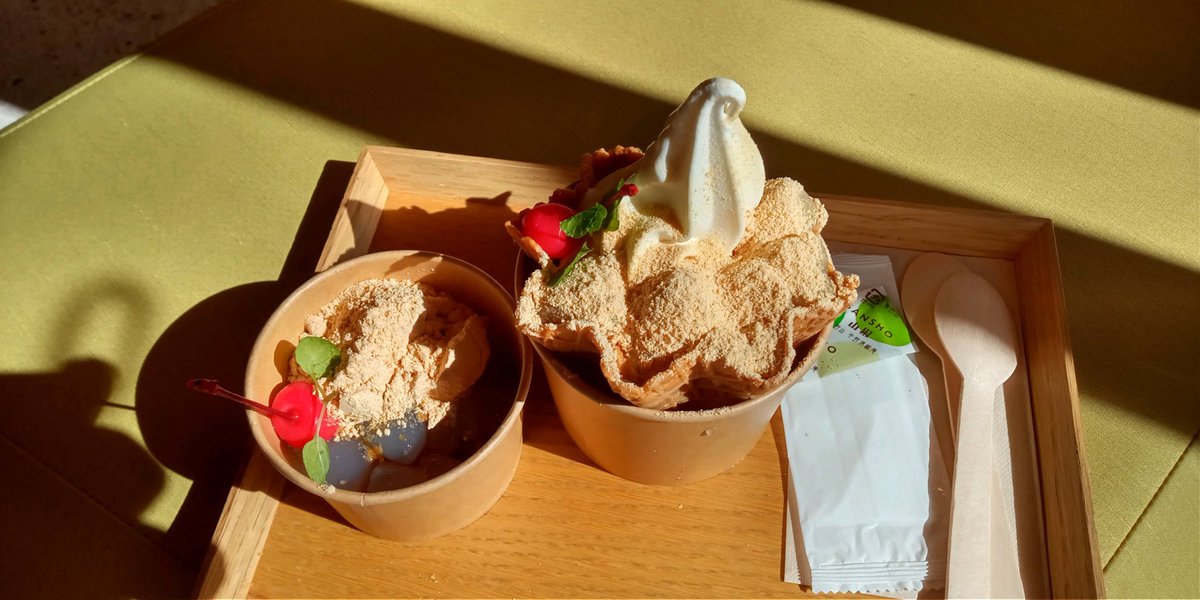 mashirorenda's tweet photo. 高野山　平野清椒庵

わら��餅ソフト(山椒トッピング)。

#ましろの食べ歩き https://t.co/CAEYVyzBWI
