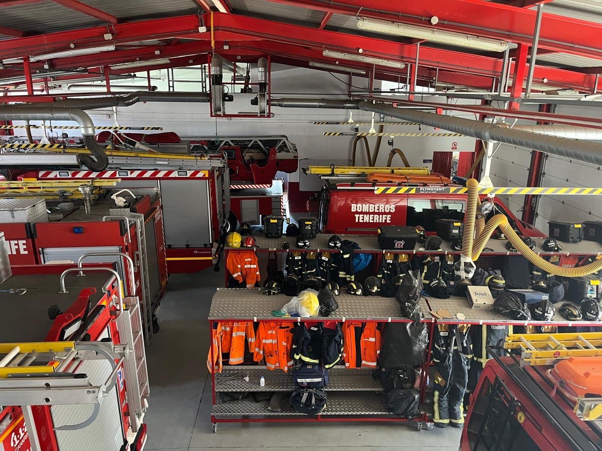 BomberosTf's tweet photo. 🚨 18 efectivos de Bomberos Tenerife se desplazan a Valencia para ayudar en labores de búsqueda y salvamento tras la DANA, formando parte del dispositivo de Tenerife, que también incorpora equipos Brifor. https://t.co/NDDMY4gEnr