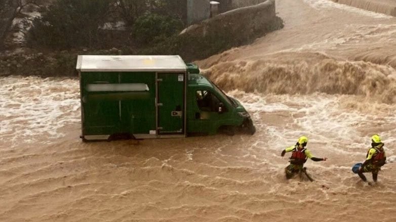 EoghanGilmartin's tweet photo. "Piece of shit, lies", Roig shouts. Yet this is an image of the rescue of one of Mercadona's delivery drivers, which was out on the roads on Tuesday afternoon in Valencia. Roig's company chose to ignore dire warnings from the Spanish Met office and send such workers out https://t.co/hpkj18sc0D