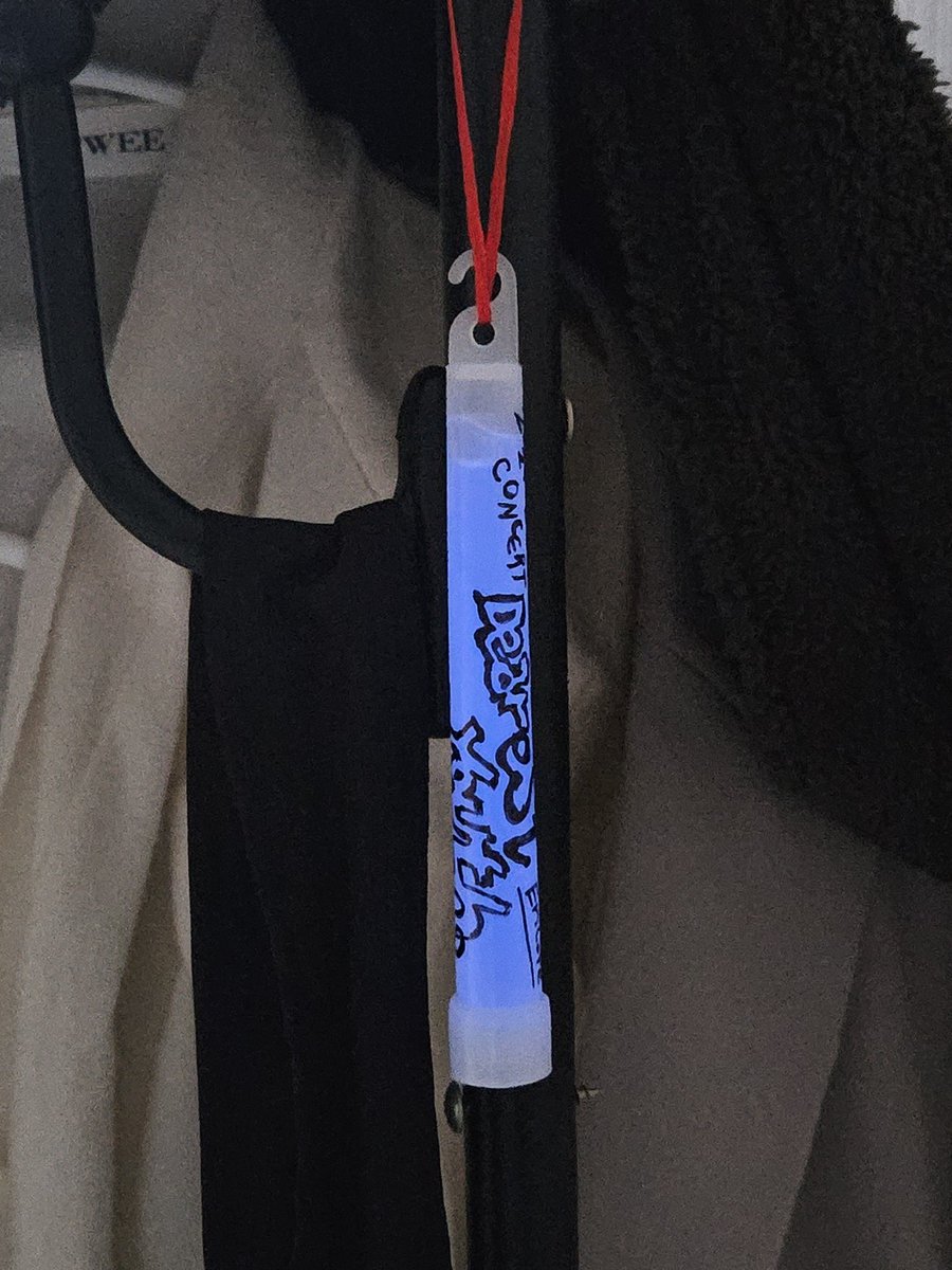 어제 뎡콘에서 받은 야광봉 버리기 아까워서
봉꾸(?)해봤는데 이거 진짜 괜찮은 것 같아요잇~!

다들 야광봉 버리지마시고 예쁘게 꾸며서
간직해보심이 어떠실지...🫶🫶💚