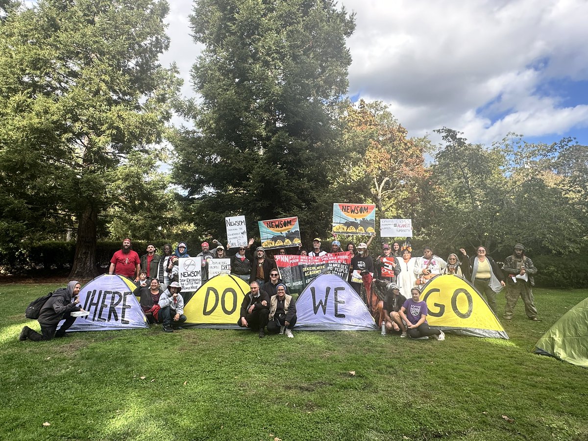 PovertySkola's tweet photo. Houseless people visit politrickster Newsom's house on DOA de los muertos because there is Nowhere for us to go & #SweepsKill #HonelessnessKills https://t.co/ldpHnARscj