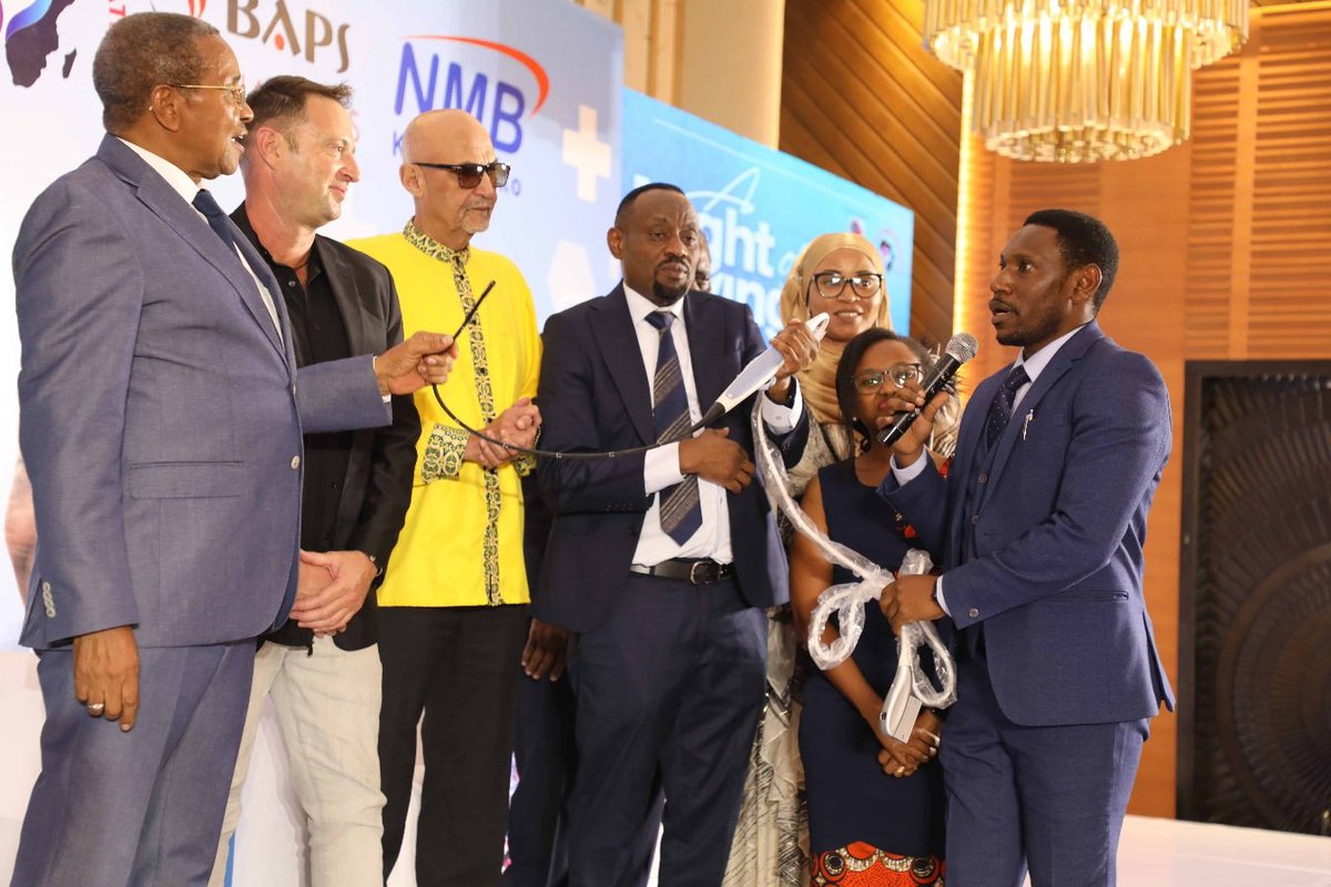 Nimefarijika kuongoza harambee ya kuchangia gharama za matibabu ya watoto 1,500 wanaosumbuliwa na maradhi ya moyo iliyoratibiwa na Taasisi ya Moyo ya Jakaya Kikwete (JKCI) kwa kushirikiana na Shirika la Heart Team Africa. Nimefurahi kuonana tena na Prof. David Mwakyusa katika