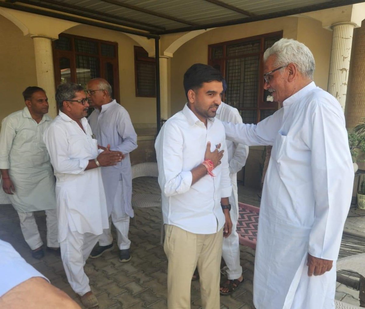 AbhimanyuP00NIA's tweet photo. ग्राम ढ़ाबां में वरिष्ठ कांग्रेस नेता श्री कृष्ण कुमार जाखड़ जी के निवास पर मुलाकात कर कुशलक्षेम जानी। वहां उपस्थित बुजुर्गों, कांग्रेसजनों व युवा साथियों के साथ क्षेत्र के विभिन्न विषयों पर चर्चा की। #संगरिया_मेरा_परिवार @INCRajasthan https://t.co/PCx3Bam3ko