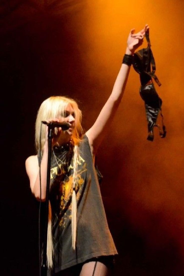 daily taylor momsen tweet media