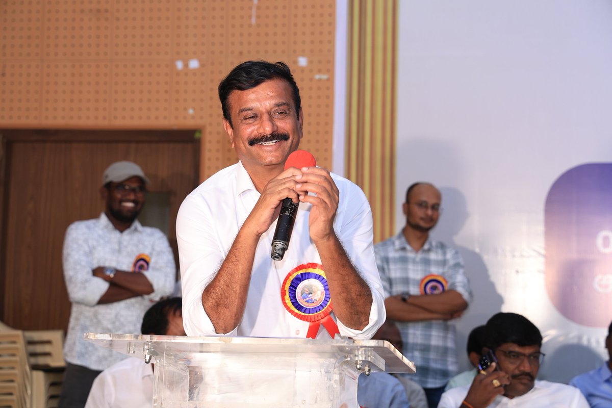 BRSDubbaka's tweet photo. హరీష్ అన్న - ప్రభాకర్ అన్న 💙🫂 !
@KPRTRS @BRSHarish
#HarishRao #harishbrs #kprbrs #Siddipeta https://t.co/e7qm9c5RdW
