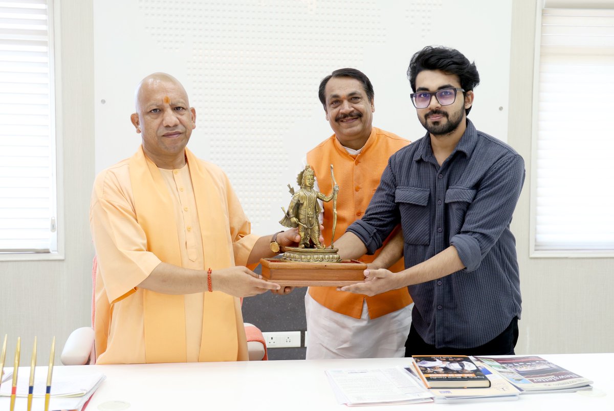 myogioffice's tweet photo. मुख्यमंत्री श्री @myogiadityanath जी महाराज से आज लखनऊ में श्री नागेन्द्र प्रताप सिंह तोमर जी तथा उनके सुपुत्र श्री गगन सिंह तोमर जी, पूर्व संभाग प्रभारी, हिन्दू युवा वाहिनी, मेरठ ने शिष्टाचार भेंट की। https://t.co/hma7s3yv9G