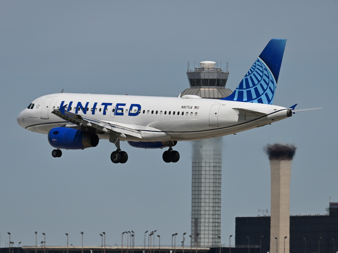 B748Driver's tweet photo. N817UA - Airbus A319-131.
United Airlines (@united).
Chicago O'Hare Intl Airport (KORD/ORD).
01MAY2024.
Photo: Bruno Proence Alves.
#unitedairlines #a319 #planespotting #kord #ord #fly2ohare #aviation #airbus #airbuslovers #unitedaviate @UnitedAviate @Airbus @fly2ohare https://t.co/D3SuIqKYF4