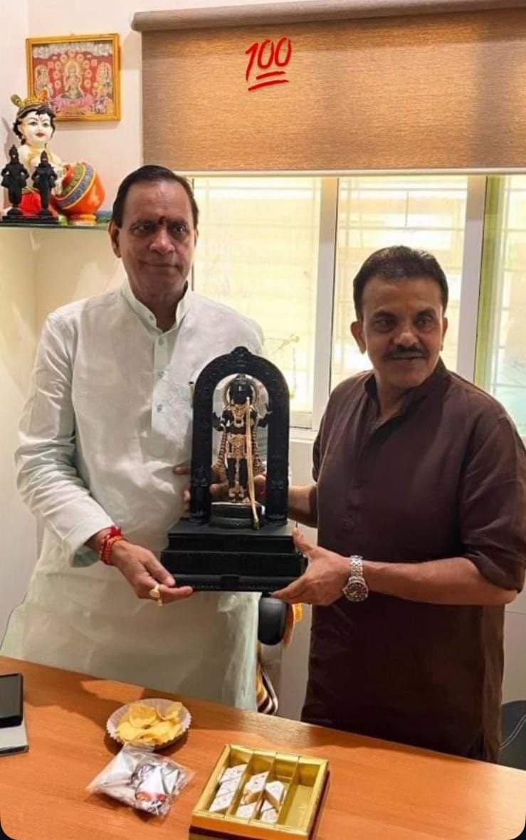 ssrajeshsingh's tweet image. #दिंडोशी
@BJP4Maharashtra नेता #राजहंस_सिंह जी को @sanjaynirupam जी ने प्रभु श्रीराम चंद्र जी की प्रतिमा भेंट करते हुए महाविजय का स्नेह समर्थन आशीर्वाद प्राप्त करते हुए @Shivsenaofc युति का भगवा विधानसभा में लहराने का संकल्प व्यक्त किया 

#मिशन_दिंडोशी
#महाविजय