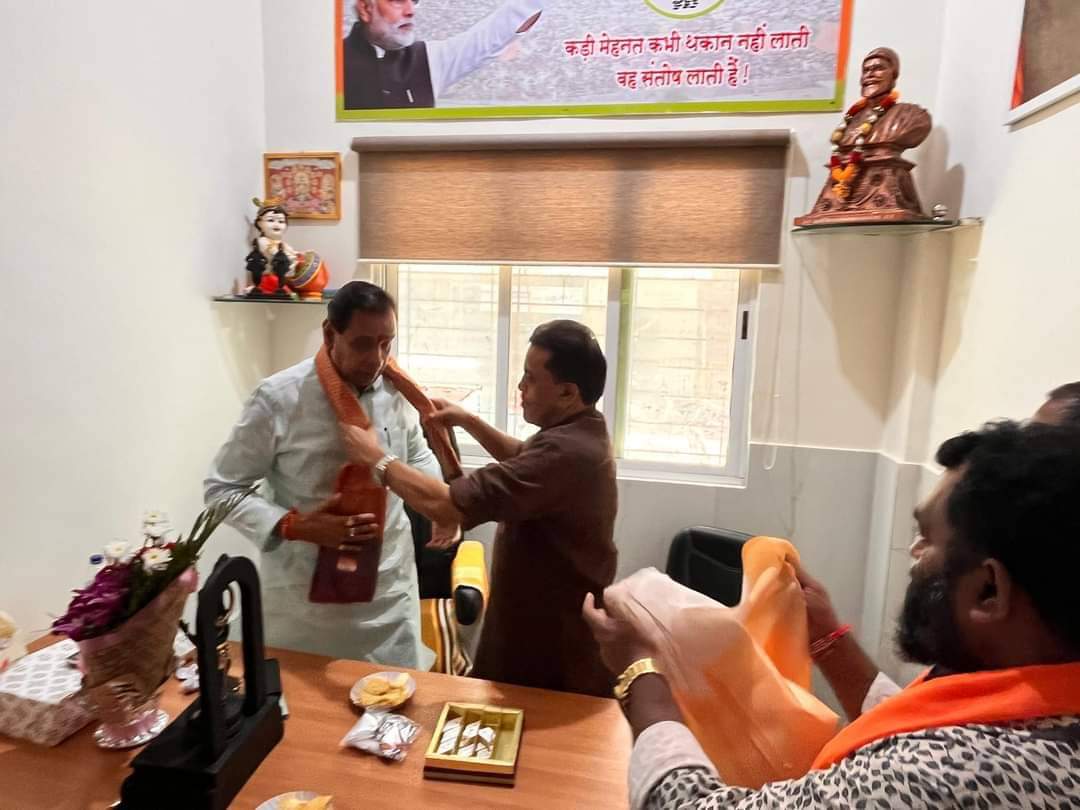 ssrajeshsingh's tweet image. #दिंडोशी
@BJP4Maharashtra नेता #राजहंस_सिंह जी को @sanjaynirupam जी ने प्रभु श्रीराम चंद्र जी की प्रतिमा भेंट करते हुए महाविजय का स्नेह समर्थन आशीर्वाद प्राप्त करते हुए @Shivsenaofc युति का भगवा विधानसभा में लहराने का संकल्प व्यक्त किया 

#मिशन_दिंडोशी
#महाविजय