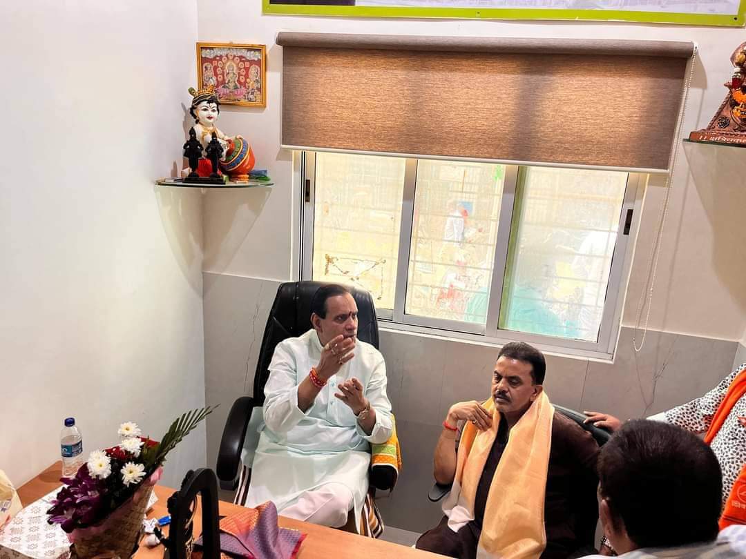 ssrajeshsingh's tweet image. #दिंडोशी
@BJP4Maharashtra नेता #राजहंस_सिंह जी को @sanjaynirupam जी ने प्रभु श्रीराम चंद्र जी की प्रतिमा भेंट करते हुए महाविजय का स्नेह समर्थन आशीर्वाद प्राप्त करते हुए @Shivsenaofc युति का भगवा विधानसभा में लहराने का संकल्प व्यक्त किया 

#मिशन_दिंडोशी
#महाविजय