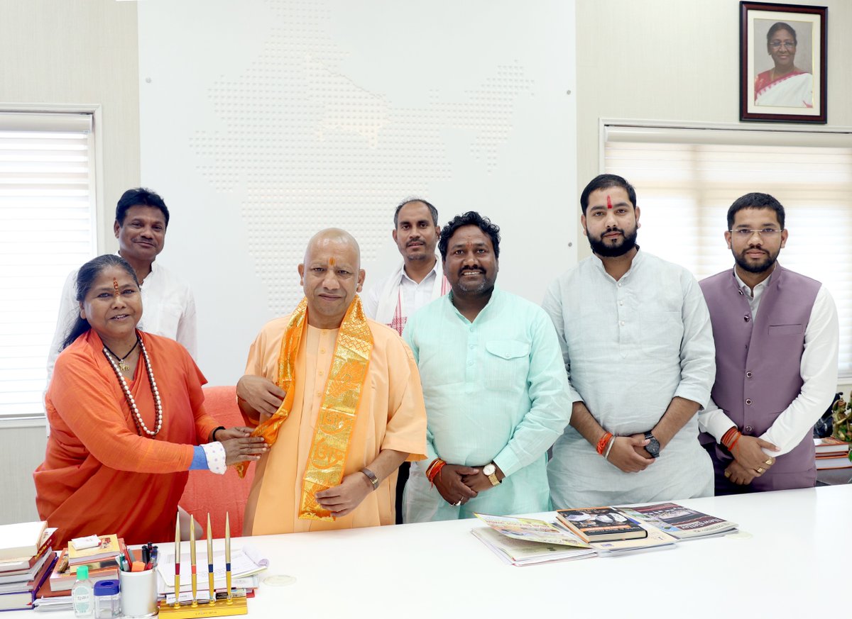 मुख्यमंत्री श्री <a href="/myogiadityanath/">Yogi Adityanath</a> जी महाराज से आज लखनऊ में पूर्व केंद्रीय राज्य मंत्री साध्वी निरंजन ज्योति जी ने शिष्टाचार भेंट की।

इस अवसर पर श्री राजेन्द्र निषाद जी, श्री ऋतिक विश्वकर्मा जी, श्री जोगेन्द्र प्रताप सिंह जी एवं श्री मधुराज विश्वकर्मा जी भी उपस्थित रहे।