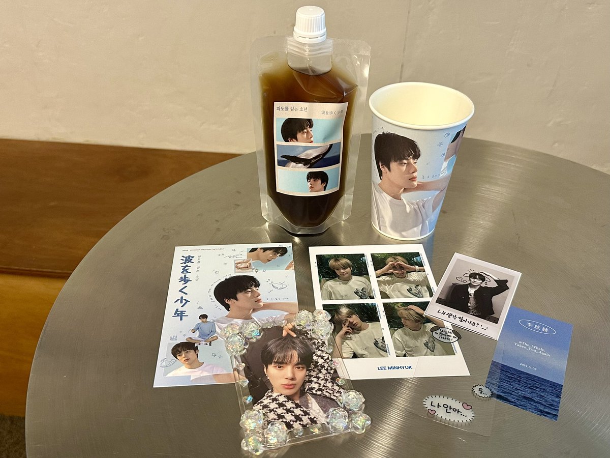 bymymhside's tweet photo. 내가 사랑하는 민혁과 파랑의 조합 🎂💙
고래가 좋은 곳으로 데려가주길 .ᐟ 🐋🫧🌊

 #the_whale_takes_you_again https://t.co/J8MARXYQaQ