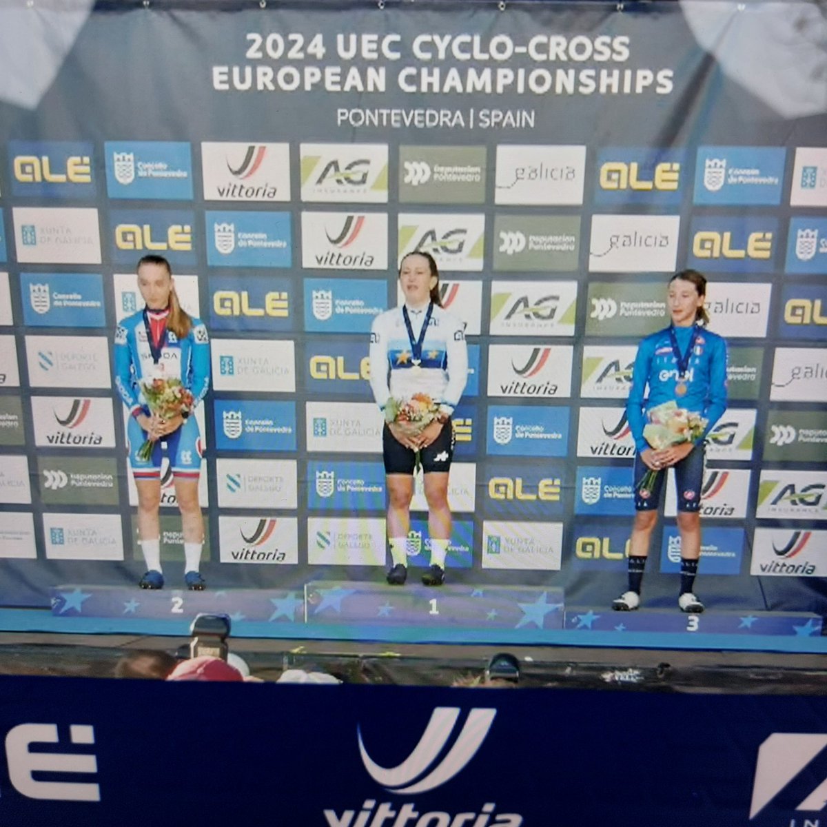 PodcastDeCross's tweet image. De eerste trui is uitgedeeld bij het EK @CXPontevedra 🇪🇸🇪🇺. Nu de juniorvrouwen klaar zijn, is het wellicht een goed moment om🎙  @PodcastDeCross aan te zetten. 
Hier de link: open.spotify.com/episode/6WNoWl…

#Eurocross24 #Ciclocross #Pontevedra #CX #ekveldrijden