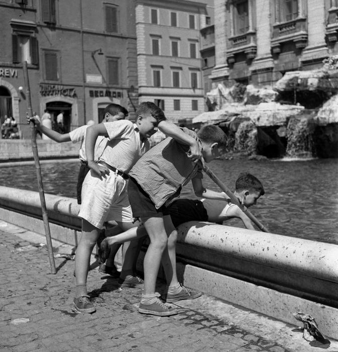 artribune's tweet photo. #fotodelgiorno: Bambini mentre cercano di pescare le monetine dalla fontana di trevi negli anni '50. https://t.co/fbkiuJWkAG