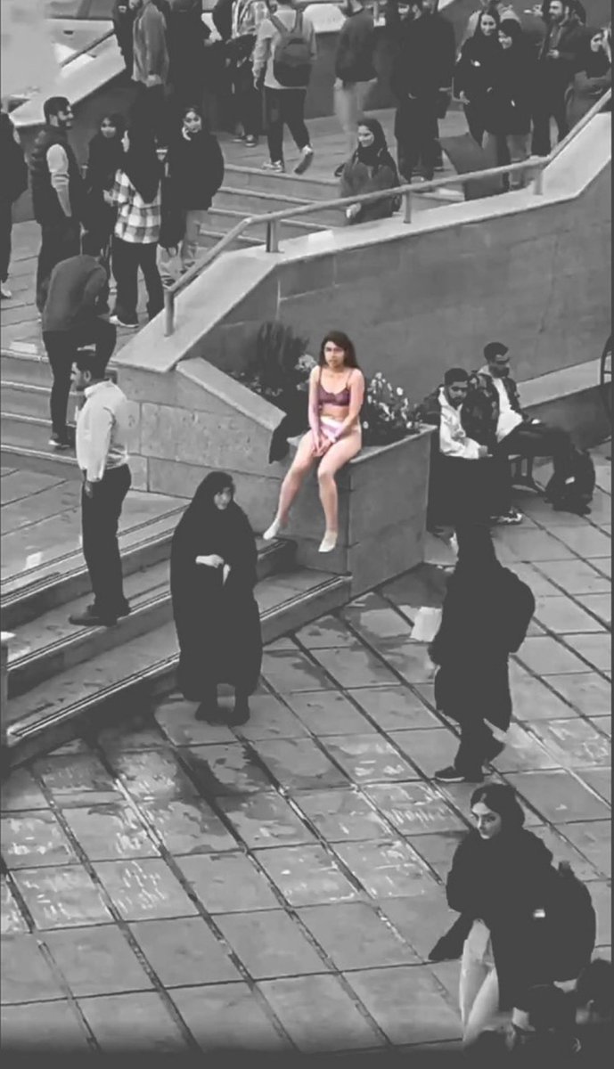 Shiva Yadav (@realshiva9) on Twitter photo <a href="/AlinejadMasih/">Masih Alinejad 🏳️</a> This photo is now part of Iranian history, reflecting women's deep frustration with the regime - a powerful demonstration against oppression <a href="/AlinejadMasih/">Masih Alinejad 🏳️</a> This photo is now part of Iranian history, reflecting women's deep frustration with the regime - a powerful demonstration against oppression