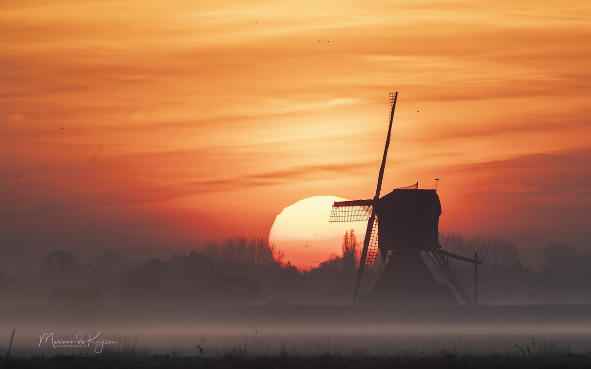 Goedemorgen frisjes of niet de zonsopkomst was weer prachtig naast de Molen van Hellouw vanochtend ( wie van de drie ) #GOEDEMORGEN #ajapsv
