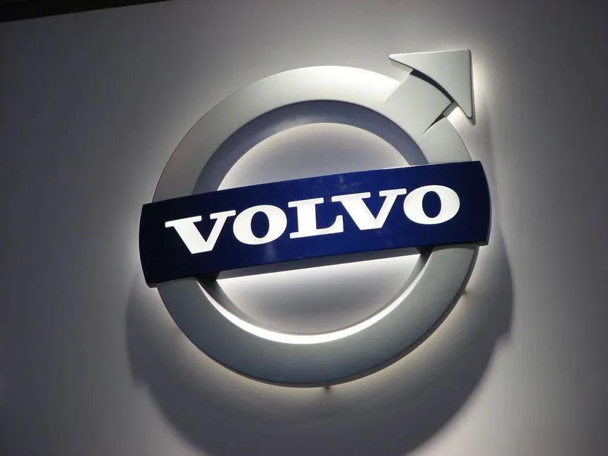 ValeriA_Tech's tweet photo. 2013: El año en que Volvo dejó al mundo de los camiones sin palabras. 😱🚛

Mientras todos competían por ser los mejores, Volvo hizo lo IMPOSIBLE… y lo grabó en video. 🎥💥

El resultado? Todos en shock.

¿No sabes de qué hablo? Prepárate para ver un hito histórico. 👀🔥 https://t.co/WfCJKzA0Ap