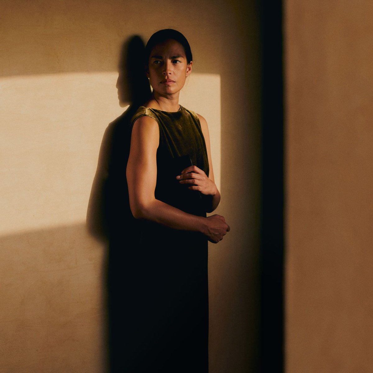 RICH OLIVE · Fluid Silk Velvet Dress

Lustrous silk fibres lend fluidity to our velvet dress. Cut to an easy straight shape, with a back neck dome button fastening, then finished with effortless side pockets → buff.ly/3UAcv7t