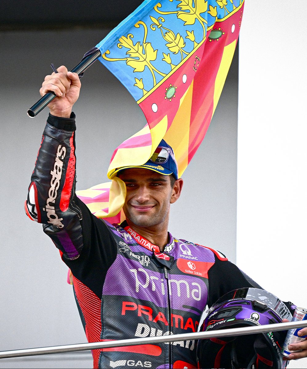 Jorge Martin carrying the flag of the Valencian on the podium ❤️

#MotoGP #MalaysianGP