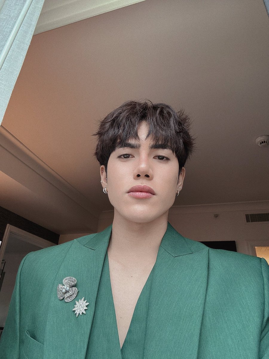 ppopwave's tweet photo. #Stell looks lavish in an all-green ensemble as he is invited to  #TheWickedMovie World Premiere in Sydney, Australia.   

"He will be one of the first Filipinos in the world to see the magic on the big screen," according to Universal Pictures PH. 

📷 Stell X update https://t.co/07KXZee8pM