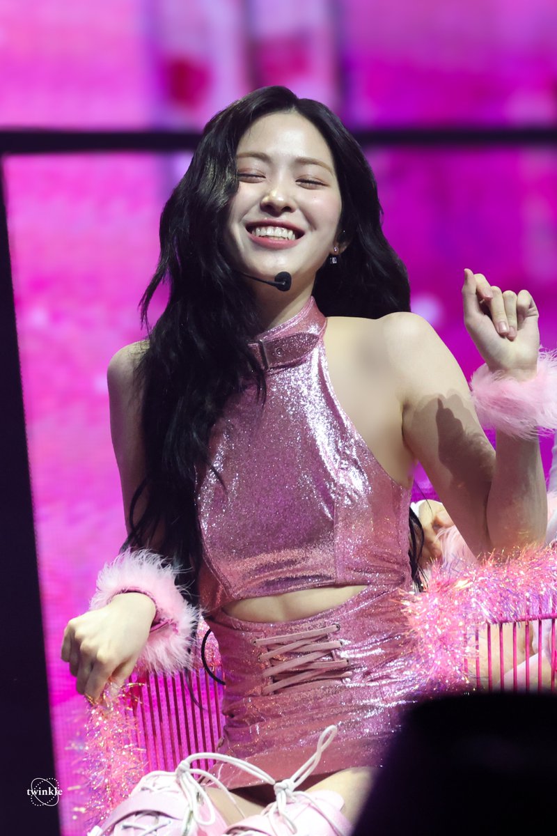 twinkle__idol's tweet photo. 241102  펜미

#ITZY #있지 
#RYUJIN #류진 #リュジン https://t.co/JZ7b1qgGQN