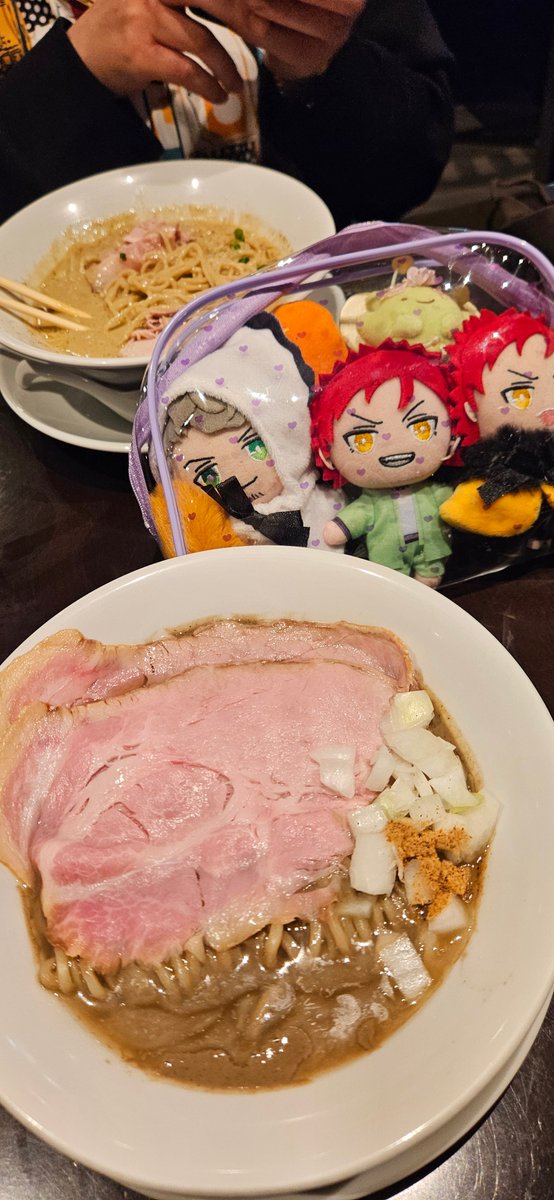 「空港内のラーメン屋でいただく」|早瀬⚖️📿のイラスト