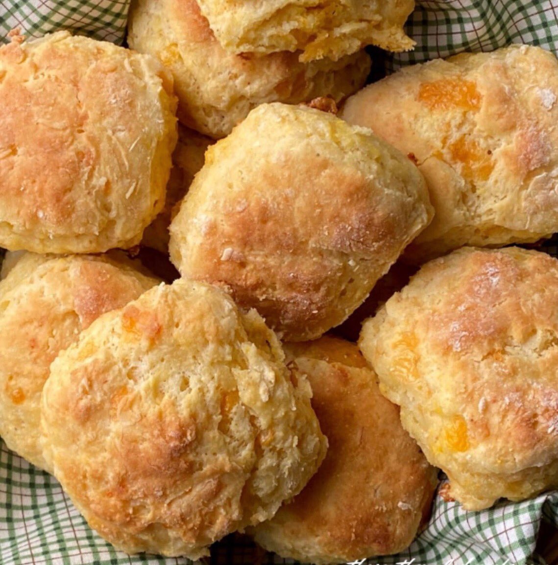 Recipe➡️ thesouthernladycooks.com/buttery-chedda… 
Start your day with these wonderful cheddar scones for #breakfast or have them for #dinner. They go with any meal. #Foodie #Food #baking #Recipes