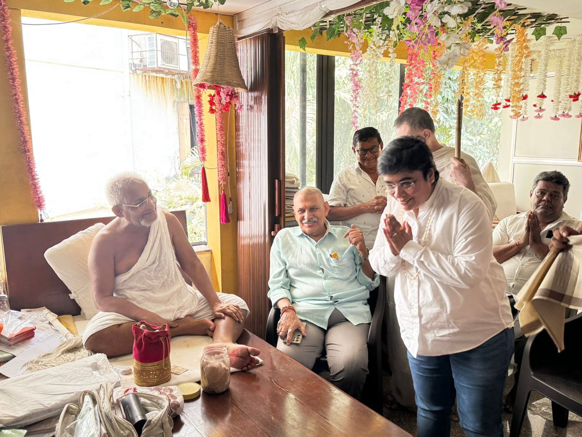 hetalgalabjp's tweet photo. I was blessed to take darshan of Gachadhipati Acharya Shri Kalaprabha Suri Svarji Maharaj Shaheb. His divine presence and wisdom inspire all who seek guidance. Receiving his blessings was a humbling experience ! @ShelarAshish ji @BJP4Mumbai https://t.co/FVugu3Qm9v