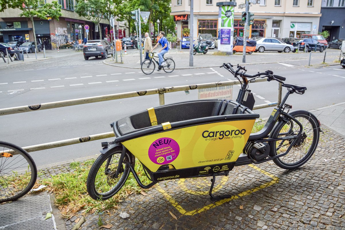Cycling_Embassy's tweet photo. Since July 2013, the Dutch company @CargorooBike (#DCEnetwork)has put 350 e-cargo bikes on the road in Berlin. 

In the past three months alone, 135,000 car kilometres have been saved. A bike is shared by an average of 50 people.

HT: Zukunft Fahrrad https://t.co/4UeC8ZdbJj