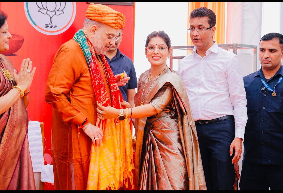 Shukla8187's tweet photo. आज #शुभ_दीपोत्सव2024 पर्व के उपलक्ष्य पर राष्ट्र नेता ,अद्भुत संगठनकर्त्ता,जुझारू एवं बेहतरीन चुनावी प्रबंधक और कुशल रणनीतिकार,राष्ट्र के आंतरिक सुरक्षा को अभेद्य बनाने वाले अथक परिश्रमी माननीय गृह मंत्री आदरणीय श्री @AmitShah जी @SherawaliShukla  जी ने शिष्टाचार से मुलाकात किया। https://t.co/AOLm83hJFL