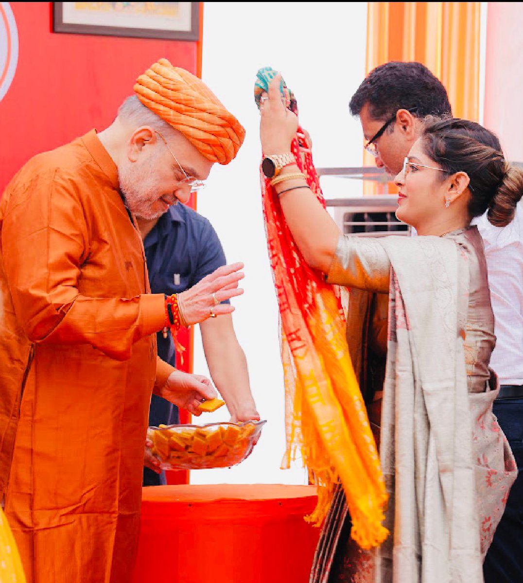 Shukla8187's tweet photo. आज #शुभ_दीपोत्सव2024 पर्व के उपलक्ष्य पर राष्ट्र नेता ,अद्भुत संगठनकर्त्ता,जुझारू एवं बेहतरीन चुनावी प्रबंधक और कुशल रणनीतिकार,राष्ट्र के आंतरिक सुरक्षा को अभेद्य बनाने वाले अथक परिश्रमी माननीय गृह मंत्री आदरणीय श्री @AmitShah जी @SherawaliShukla  जी ने शिष्टाचार से मुलाकात किया। https://t.co/AOLm83hJFL