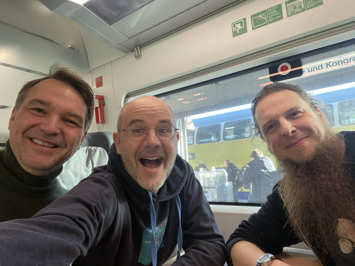 Unterwegs nach Leipzig 🤩🤩 Wir freuen uns auf die Show! Grüße von den drei aufgeregten zwei Physikern 🤓