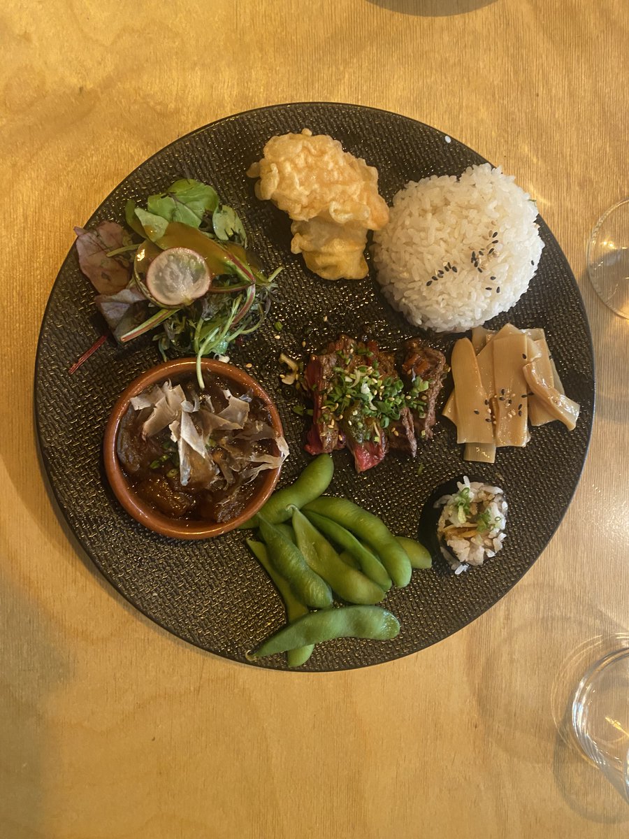 SOMA  - Un excellent izakaya (bistrot japonais) dans le quartier du Marais. Au coude à coude au comptoir on déguste de la  vraie cuisine jap' à l'image de ce bento savoureux et joliment garni -  13 rue Saintonge, Paris 3è #izakaya #Paris