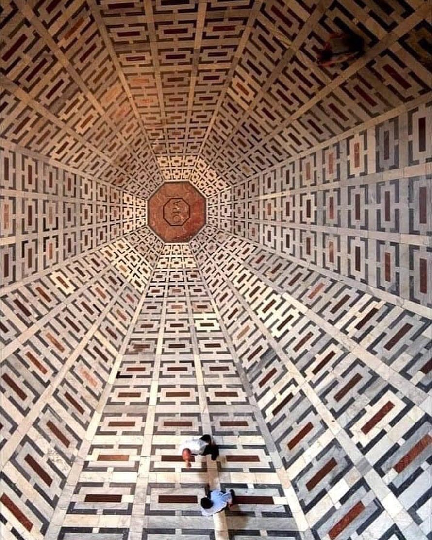 AliciaMimundo's tweet image. El maravilloso suelo de la catedral de Florencia ofrece, a quienes lo miran desde arriba, una ilusión óptica que da la impresión de un abismo profundo. Esta creación de mármol blanco, rojo, negro y verde se
llevó a cabo durante 160 años bajo la dirección del arquitecto y escultor…