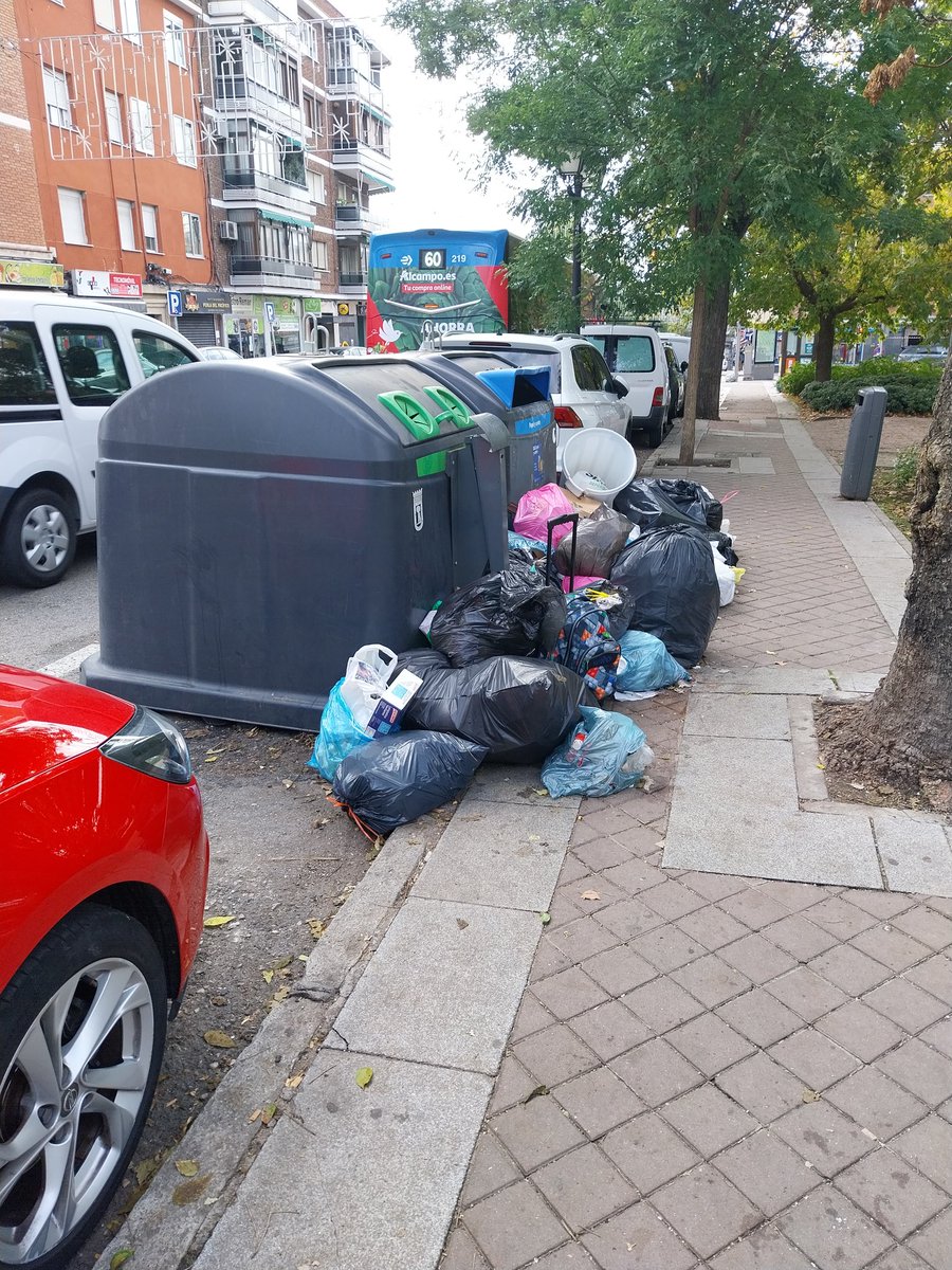 alicates74's tweet photo. @Lineamadrid ya no podemos circular por el barrio de Zofio. Es un basurero. https://t.co/kFyFnBdzkQ