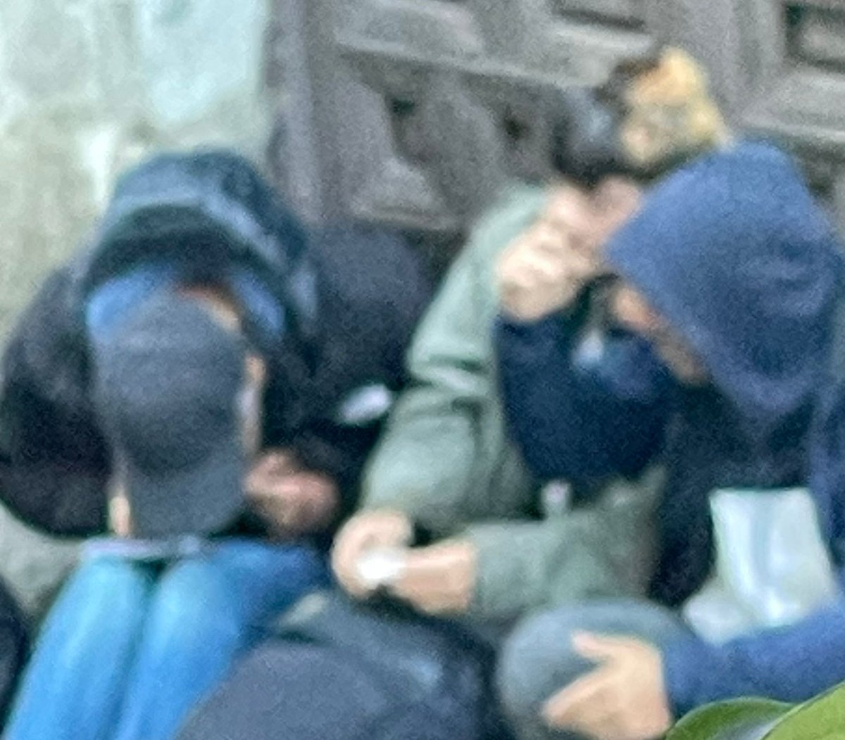 Los parroquianos de la cola de #SanAnton de 𝗘𝗦𝗡𝗜𝗙𝗔𝗡𝗗𝗢 𝗗𝗥𝗢𝗚𝗔  en la puerta de la IGLESIA. No nos cabe en la cabeza que <a href="/archimadrid/">Archidiócesis de Madrid</a> , <a href="/CardenalCobo/">Cardenal José Cobo</a> , <a href="/AlmeidaPP_/">José Luis Martínez-Almeida</a> y <a href="/MADRID/">Ayuntamiento Madrid</a> PERMITAN este PROYECTO FALLIDO que NO AYUDA A NADIE y solo sirve para el ego del <a href="/Padre_Angel/">@MensajerosdelaPaz</a>