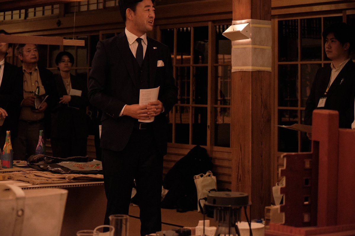 idekenn's tweet photo. 10月31日（木）に、太宰府天満宮文書館でのリズムデザイン展覧会「ウィズ・アザーズ」福岡展が始まりました。先日のラブエフエム「明治産業 presents OUR CULTURE, OUR VIEW」の放送を聴いて来てくださった方や、設営風景を偶然見て来てくださったり方など、多くの方ご来場いただいています。「母の実家は出来町だった」「私は横町」など博多ならではの会話も。

初日夜は、お世話になっている方々をお招きしてレセプションを開催しました。デザイニング展でお世話になった方々や、創業当初からいまでもプロジェクトなどでお世話になっているお施主さま、福岡のアートとカルチャーを伝える取り組みをするFACT（FUKUOKA ART CULTURE TALK）のみなさん、地域を共にする建築家の方々など、お誘いできなかった方もいるのですが、たくさん方々にご参加いただきました。

ケータリングは、昨年、太宰府に設計させていただいた木造商業施設「NISHIKIMACHI（ニシキマチ）」にお店を構える3人の店主、「Loop a Bread」二見さん、「TAG STÅ／tōn」橋口さん、「鮨ひら乃」平野さんにお願いをしました。

会の中で、太宰府天満宮／第40代宮司・西高辻信宏さまと、恩師である建築家・井本重美さまのお二人より、祝辞をいただきました。西高辻さまには、今回の会場を快く貸していただき、また、レセプション開催に際して、普段は認められていない文書館内部での飲食を認めていただくなど、たくさんのご高配を賜り感謝の気持ちでいっぱいです。井本さまの「いつまでも青リンゴであれ（常に常識を疑い本質を問い続ける人間であれ）」という言葉は、私を見続けてくれている人だからこそ発することができる、最高の激励の言葉でした。

会期は11月10日（日）17:00まで。

［展覧会詳細］
リズムデザイン展覧会「ウィズ・アザーズ」福岡展 
会期｜2024年10月31日（木）～11月10日（日）までの11日間 
会場｜太宰府天満宮 文書館［福岡県太宰府市宰府4丁目7-1］