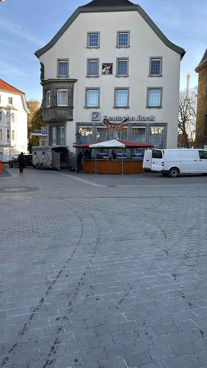 soester_kirmes's tweet photo. Der Einsatz läuft! Die Feuerwehr 🚒 übt für den Ernstfall. Wer erinnert sich nicht noch an den großen #stromausfall zum #Pferdemarkt im Jahr 2000? #flashback #ahk2024 #allerheiligenkirmes #soest #nrw https://t.co/I2hFMrJZO8