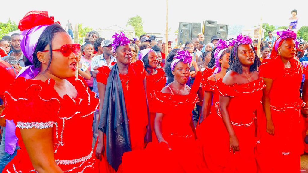 TICKETmaghaiti's tweet photo. La fête Guédée, le Jour des Morts, célébrée au cimetière de Terrier-Rouge ce 1er novembre

Chaque année, le 1er novembre, les morts sont vénérés partout sur le territoire national. À Terrier-Rouge, une commune du Nord-Est, les adeptes du vaudou ont fait de cette journée l’une des plus marquantes du département avec leur traditionnelle “fête Guédée”. En présence de plusieurs centaines de personnes, le groupe “Ibo St Pierre” a animé l’événement, permettant aux croyants de rendre hommage à leurs proches défunts. #tickettoupatou
.
.
📸: Valéry Félix
