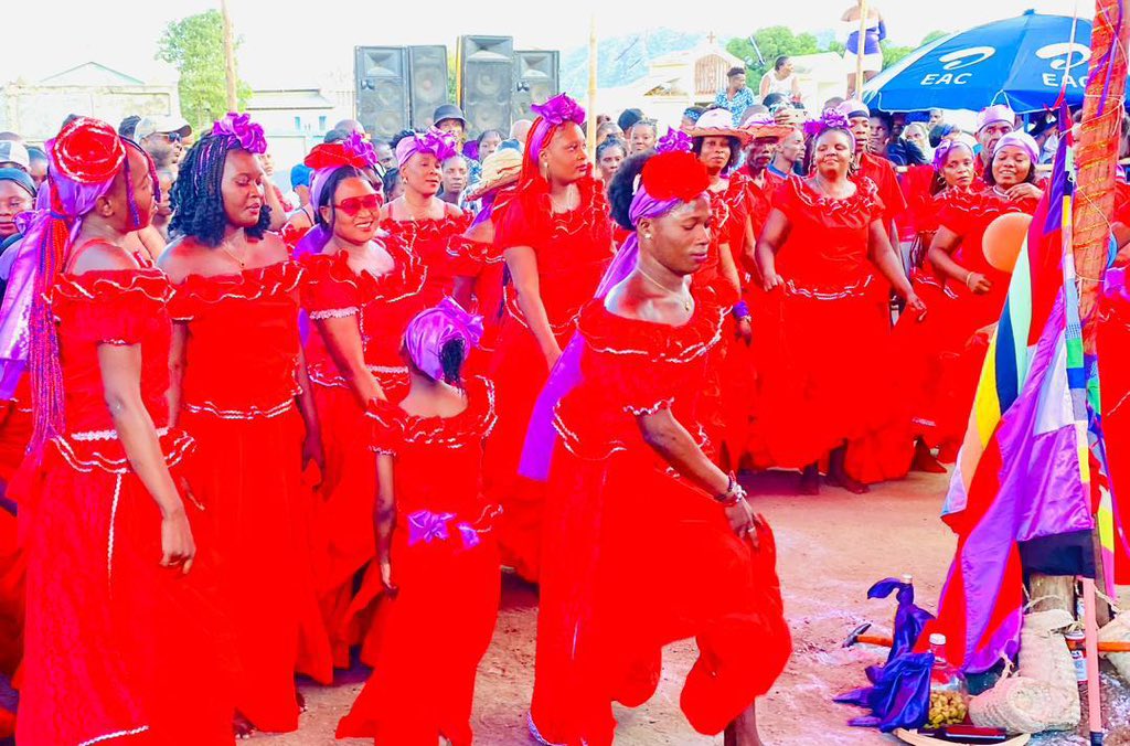 TICKETmaghaiti's tweet photo. La fête Guédée, le Jour des Morts, célébrée au cimetière de Terrier-Rouge ce 1er novembre

Chaque année, le 1er novembre, les morts sont vénérés partout sur le territoire national. À Terrier-Rouge, une commune du Nord-Est, les adeptes du vaudou ont fait de cette journée l’une des plus marquantes du département avec leur traditionnelle “fête Guédée”. En présence de plusieurs centaines de personnes, le groupe “Ibo St Pierre” a animé l’événement, permettant aux croyants de rendre hommage à leurs proches défunts. #tickettoupatou
.
.
📸: Valéry Félix