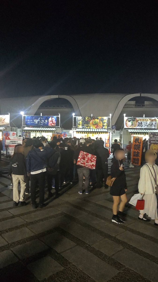 in_ezo_honten's tweet photo. 昨日の大荒れの天気から一転、本日は最高のラーメン日和😊
朝から沢山のお客様に並んで頂き、少しでも待ち時間を短く出来るようフルスロットルで調理中‼️
本日は今の段階で2000杯超えです🙇‍♂️
ラストオーダー迄ひとりでも多くのお客様に召しあがって頂けますように！
#inEZO  #東京ラーメンフェスタ2024 https://t.co/CdGU46BEAr