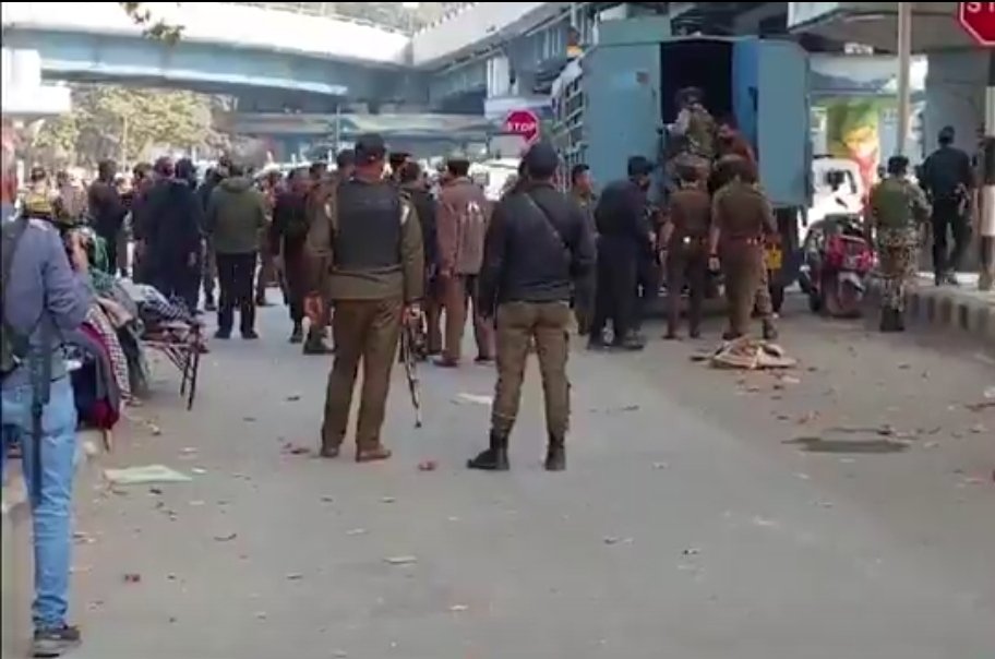 TheWarPolitics0's tweet photo. #BREAKING :  #Grenade blast at TRC chowk in #Srinagar, injured shifted to hospital.

#Kashmir #jammukashmir #India #IndianArmy #PMModi #Delhi https://t.co/mkhJMVP2gm