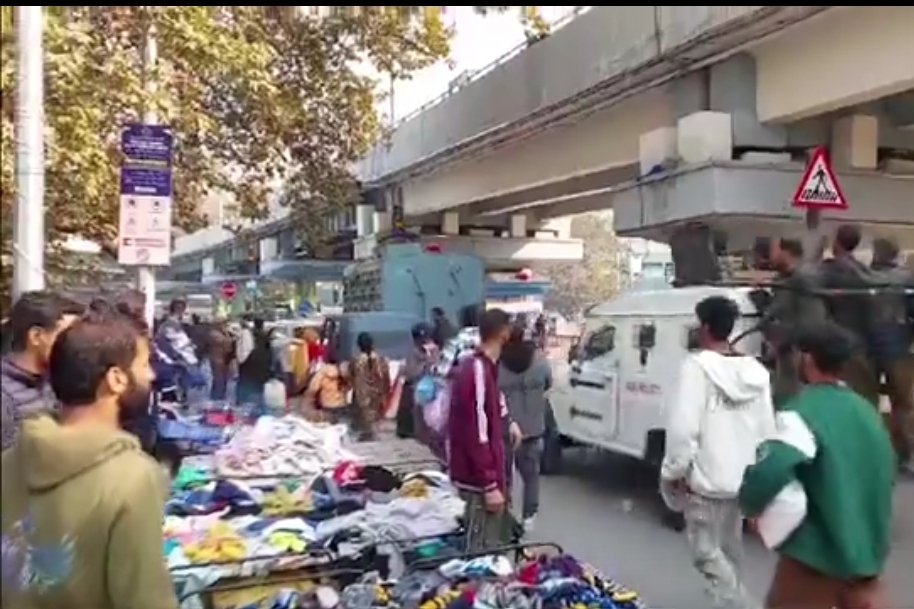 TheWarPolitics0's tweet photo. #BREAKING :  #Grenade blast at TRC chowk in #Srinagar, injured shifted to hospital.

#Kashmir #jammukashmir #India #IndianArmy #PMModi #Delhi https://t.co/mkhJMVP2gm