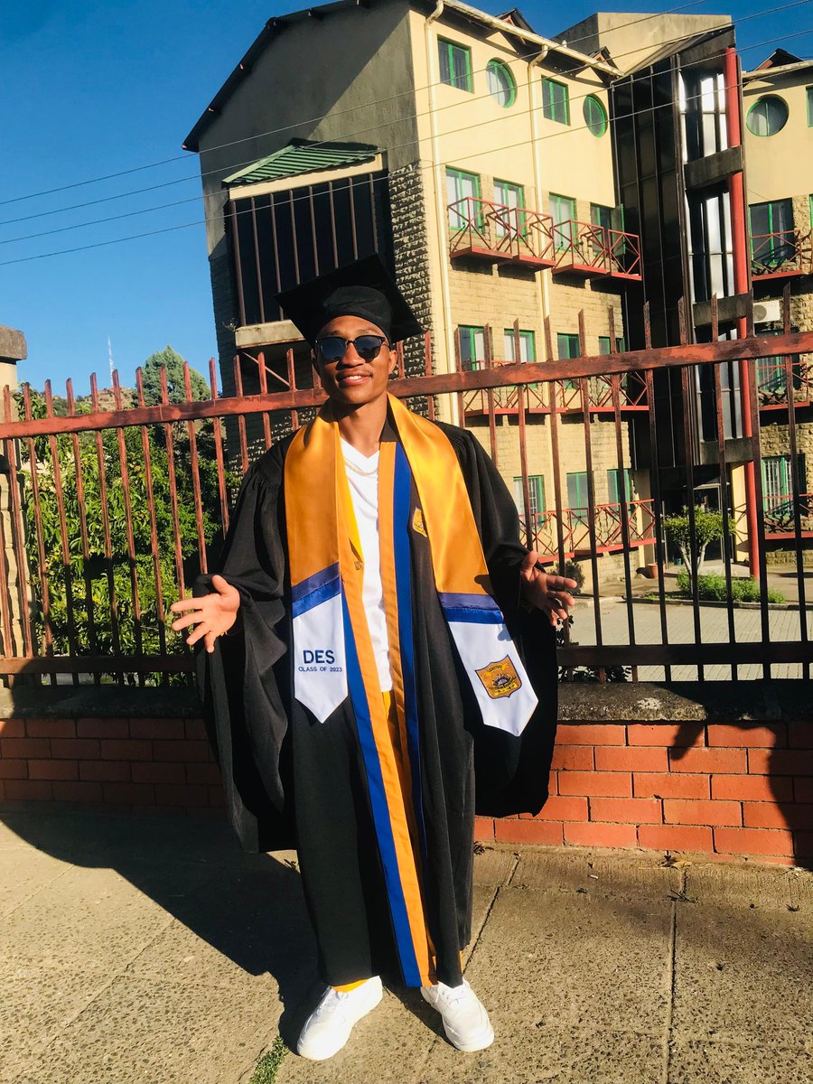 bhakachezzy's tweet photo. A qualified Teacher with a Diploma in Mathematics and physics education https://t.co/QiZjnVLMLJ